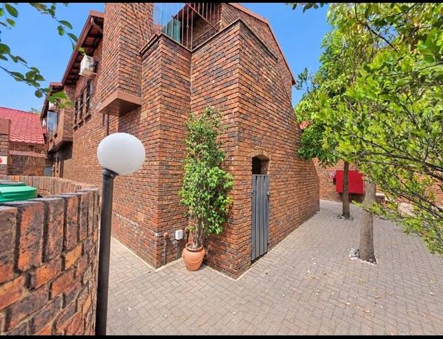4 BEDROOM TOWNHOUSE FOR SALE IN BROMHOF